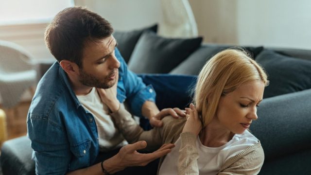 Οι άνθρωποι που παραμένουν σε δυστυχισμένες σχέσεις συχνά υιοθετούν αυτές τις 8 χαρακτηριστικές συμπεριφορές