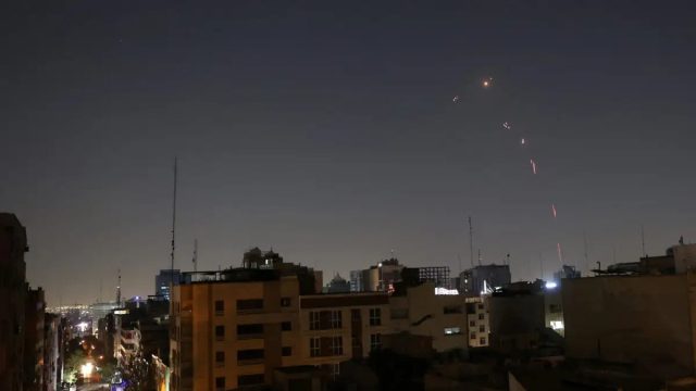 Σε κόκκινο συναγερμό η Μέση Ανατολή: Μεγάλης κλίμακας επιχειρήσεις του Ισραήλ καταστρέφουν κρίσιμες υποδομές στο Ιράν