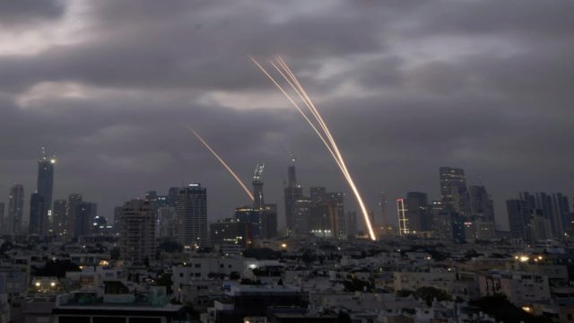 Λήξη συναγερμού μετά τον πανικό στο Τελ Αβίβ: Ζημιές από πυραυλικά πλήγματα, χωρίς αναφορές για τραυματίες