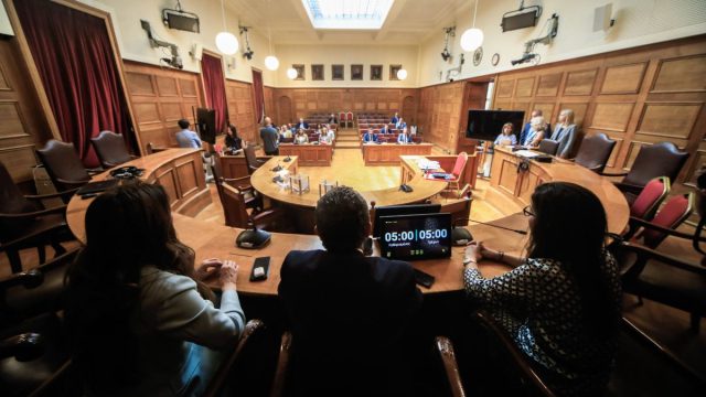 Τέμπη: Αυτό είναι το Προεδρείο της Προανακριτικής για τον Καραμανλή – Μήνυση Καρυστιανού κατά 14 βουλευτών ΝΔ για εσχάτη προδοσία