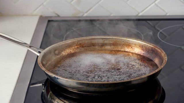 Καμένο τηγάνι; To απλό κόλπο με ένα υλικό για να το κάνεις να λάμψει ξανά