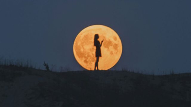 Το ανέκδοτο της ημέρας (10/6): Συζητούσαν 2 ξανθιές με φόντο την πανσέληνο