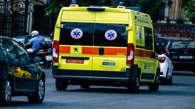 Σοβαρό τροχαίο στις Αχαρνές: Αυτοκίνητο χτύπησε 9χρονη ενώ έκανε ποδήλατο