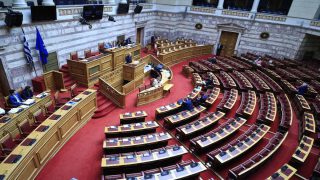 Βουλή: 14 κάλπες και μία κρίσιμη ψηφοφορία για την τραγωδία των Τεμπών – Τι αναμένεται να πει ο Μητσοτάκης