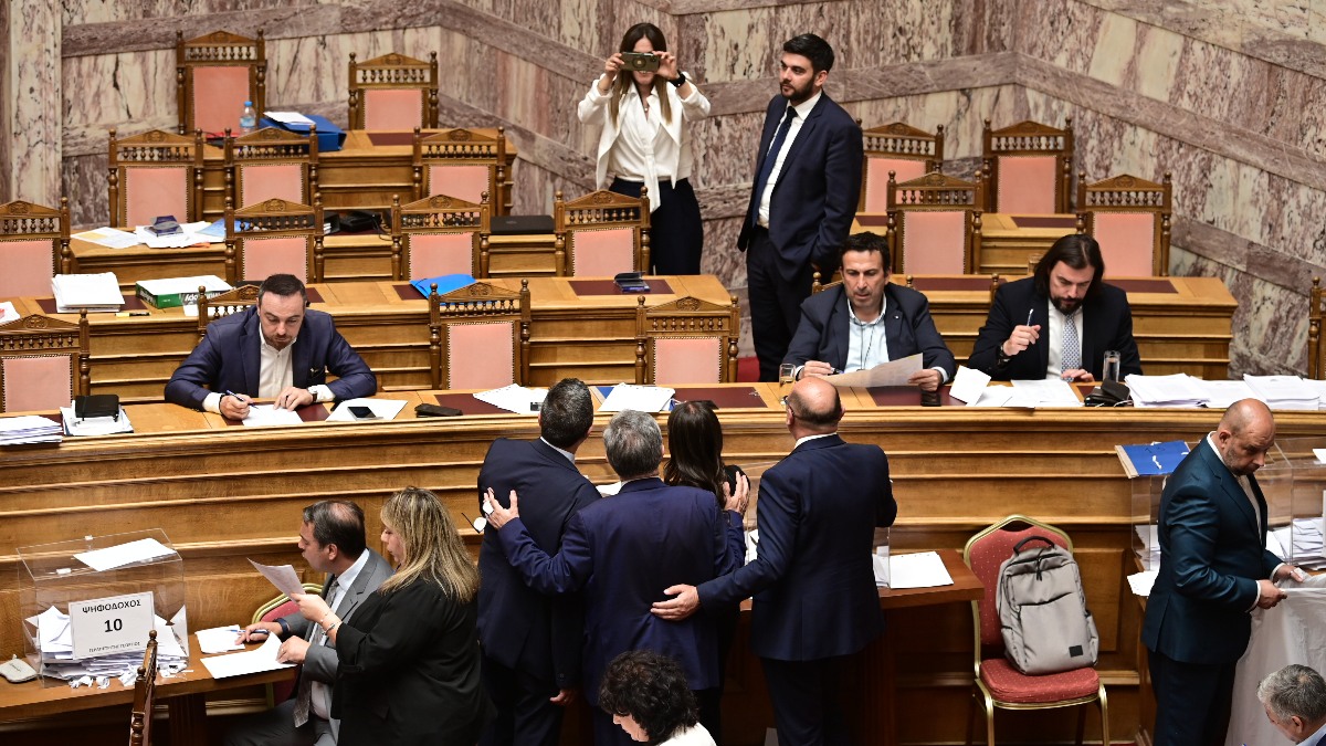 Καφενείο η Βουλή: Ξέχασαν ανοιχτά τα μικρόφωνα και ακούστηκαν τα πάντα – «Ομορφιές σήμερα, μανεκέν»