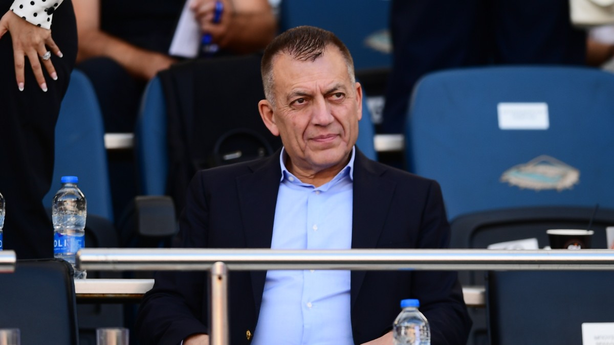 Το ξεκαθάρισε ο Βρούτσης για τους τελικούς: «Το πρωτάθλημα θα τελειώσει στο γραφείο μου, ελάτε να δεσμευτείτε»