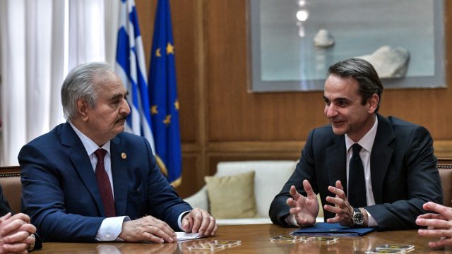 Και ο Χαφτάρ εναντίον της Ελλάδας για τις έρευνες για υδρογονάνθρακες: Τι σημαίνει η στάση του και πώς αντιδρά η κυβέρνηση