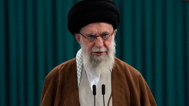 Κρίσιμες ώρες στη σύγκρουση Ιράν – Ισραήλ: «Ο σιωνιστικός εχθρός τιμωρείται», λέει ο Χαμενεΐ