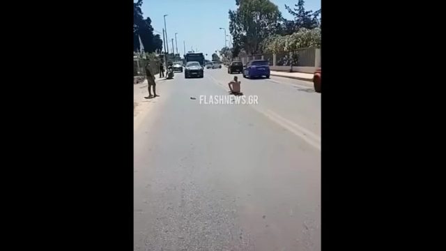 Πρωτοφανές σκηνικό στα Χανιά: Καθόταν στη μέση του δρόμου «οκλαδόν» μόνο με τα εσώρουχα!