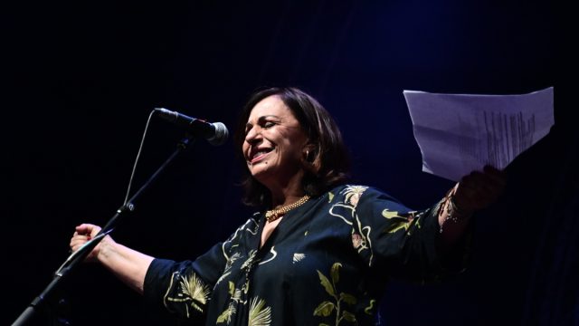 Χάρις Αλεξίου: Απήγγειλε στη συναυλία για την Παλαιστίνη και καθήλωσε όλη την Τεχνόπολη