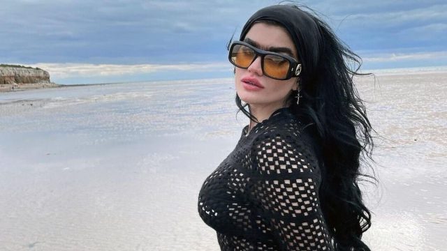Τέλος οι… καμπύλες! Η Σοφία Χατζηπαντελή με αποκαλυπτικό μαγιό (ΦΩΤΟ)