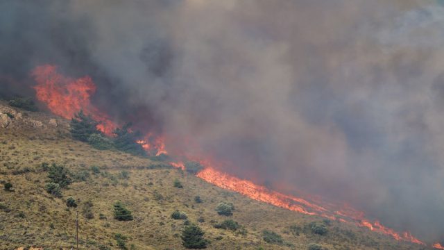 Οργή και αγωνία στη Χίο: Μαίνεται η πύρινη λαίλαπα στο νησί, εκκενώνονται 19 οικισμοί