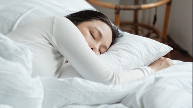 Τι είναι ο υπνικός σπασμός: Το φαινόμενο που έχει βιώσει το 99% των ανθρώπων κατά τη διάρκεια του ύπνου