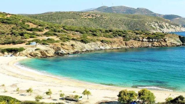 Χερόμυλος: Η πανεμόρφη παραλία της Εύβοιας που μοιάζει με φυσική πισίνα