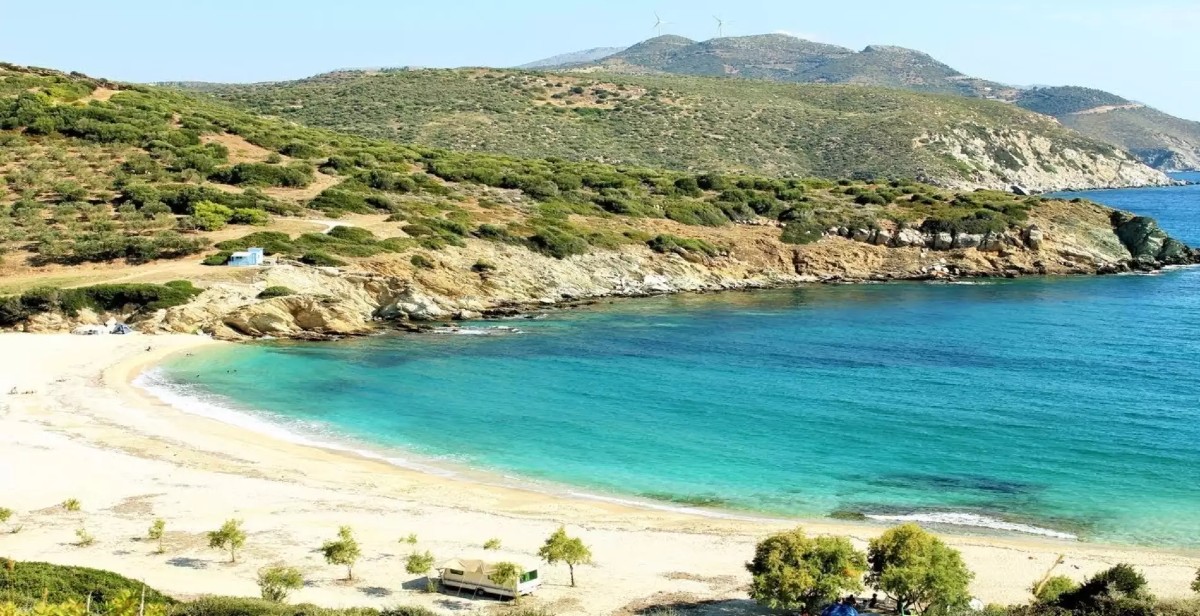 Χερόμυλος: Η πανεμόρφη παραλία της Εύβοιας που μοιάζει με φυσική πισίνα