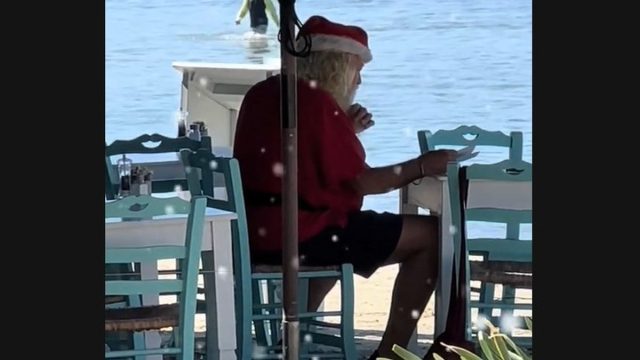 Μυστηριώδης άνδρας στη Νάξο: Κάνει τις διακοπές του ντυμένος Άγιος Βασίλης μέσα στο κατακαλόκαιρο (video)
