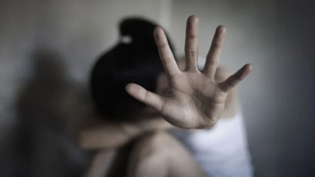 Φρίκη στον Βόλο: Μητέρα κατηγορείται (και) για αιμομιξία με την ίδια της την κόρη