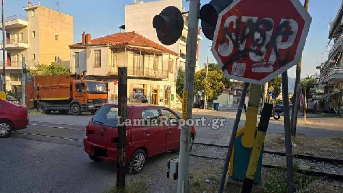Ανίκητη βλακεία στη Λαμία: Τύπος πάρκαρε στις γραμμές τρένου και πήγε να παίξει ΚΙΝΟ