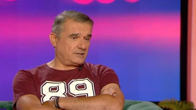 Κώστας Αποστολάκης: «Δεν νιώθω την ανάγκη να κάνω σεξ ούτε σχέση. Αν λάβω σήμα από τη Θεία Χάρη θα το ακολουθήσω»
