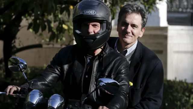 Σαν σήμερα, 06 Ιουλίου 2015: Την παραίτησή του υποβάλλει ο υπουργός Οικονομικών, Γιάνης Βαρουφάκης – Αναλαμβάνει ο Ευκλείδης Τσακαλώτος