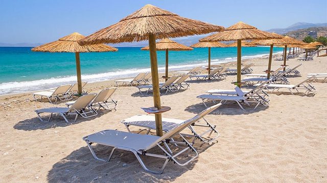 Απίστευτες καταγγελίες για beach bar στη Χαλκιδική – Δεν δέχονται άτομα από ΚΑΠΗ