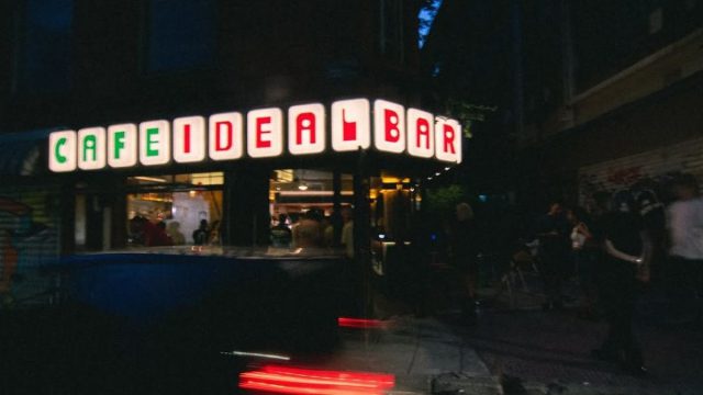 Ideal: Το μπαρ – χρονομηχανή που μεταφέρει την Αθήνα σε μια άλλη εποχή