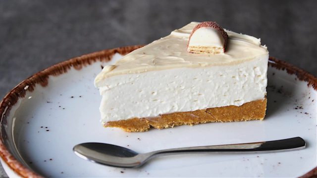 Εύκολο Cheesecake Kinder Bueno με λίγα υλικά