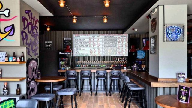 Dog’s Place: Η νέα γενιά της μπυραρίας στα Άνω Πετράλωνα – Όπου το craft συναντά το cool