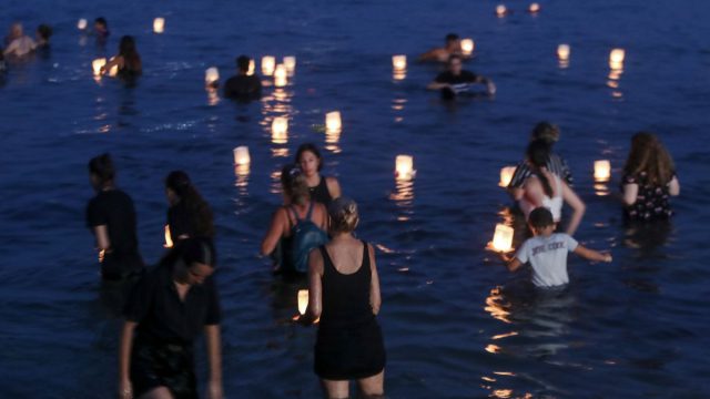 Μάτι: 7 χρόνια μετά, οι εκδηλώσεις μνήμης ζωντανεύουν την απαίτηση για δικαίωση