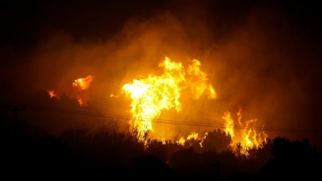 Ανεξέλεγκτη η φωτιά στην Ιεράπετρα – Ήχησε το 112 για εκκένωση 5 οικισμών