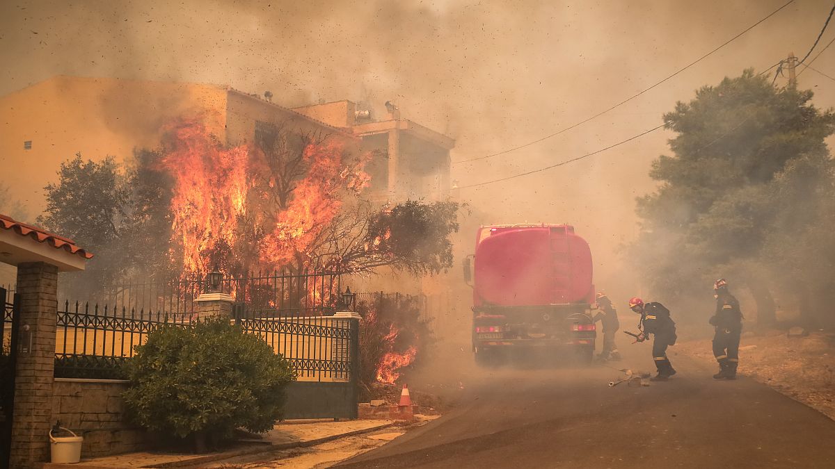 Μεγάλη πυρκαγιά στο Κορωπί: Καίγονται σπίτια – Eκκενώνονται Άγιος Δημήτριος, Γαλάζια Ακτή και Αλθέα
