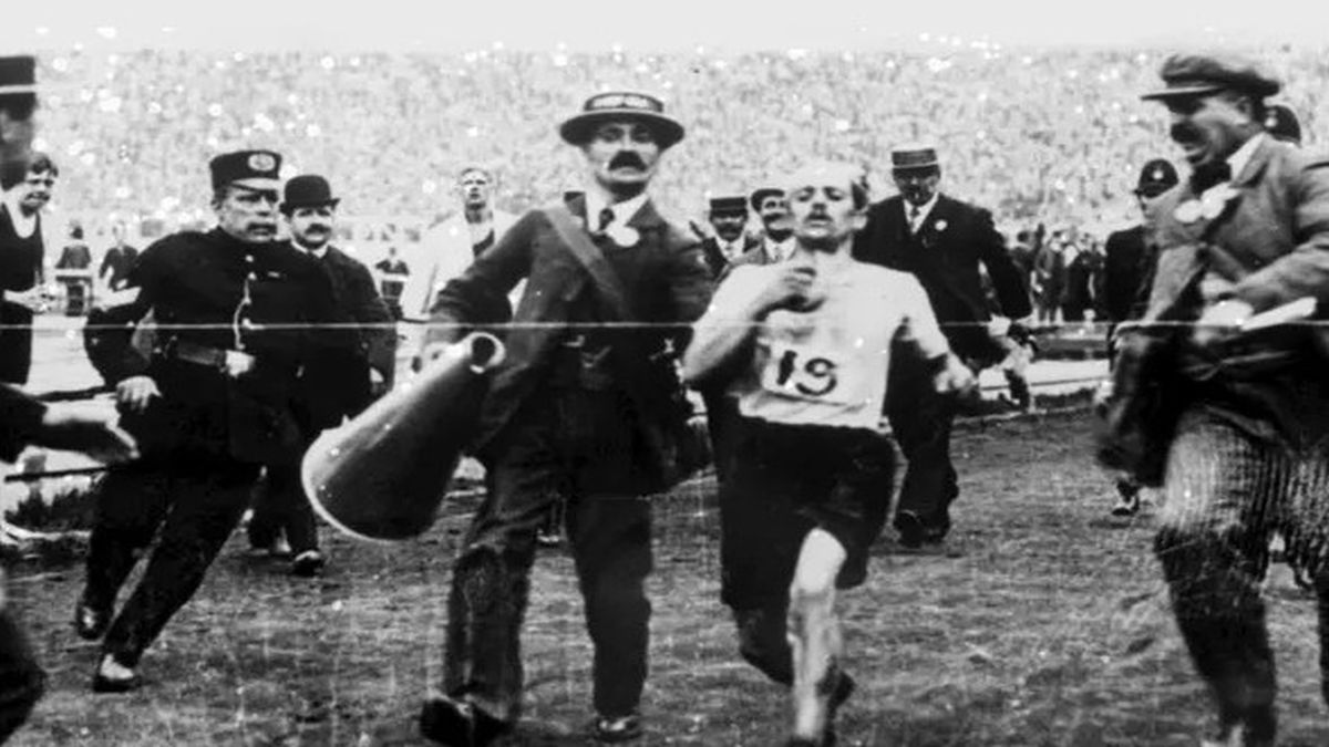 Σαν σήμερα, 24 Ιουλίου 1908: Στους Ολυμπιακούς Αγώνες του Λονδίνου ο Ιταλός δρομέας καταρρέει – Θεατές τον βοηθούν να τερματίσει και χάνει την πρωτιά στα… χαρτιά