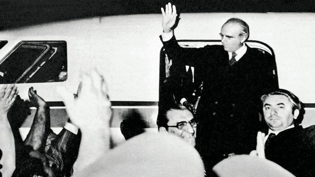 Σαν σήμερα, 24 Ιουλίου 1974: Χιλιάδες λαού υποδέχονται στο αεροδρόμιο του Ελληνικού στις 2 π.μ. τον Κωνσταντίνο Καραμανλή – Ορκίζεται πρωθυπουργός μετά την πτώση της χούντας