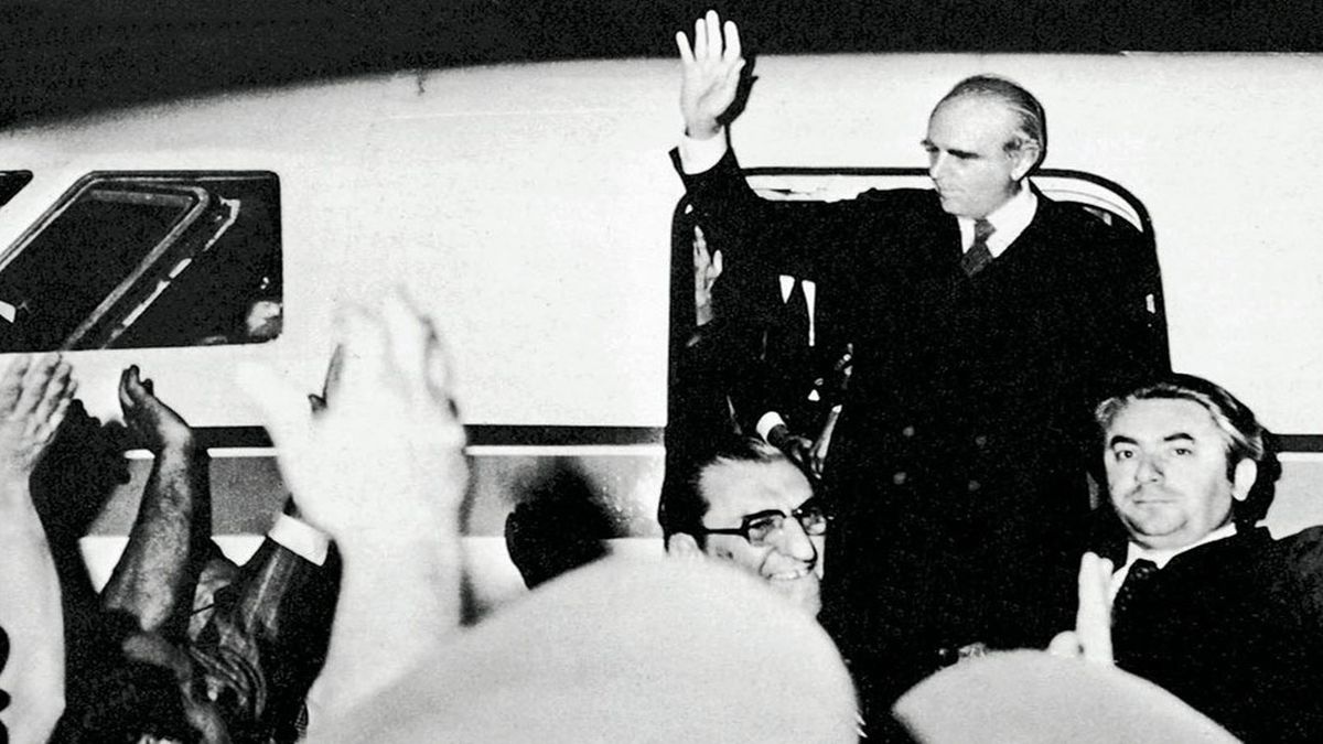 Σαν σήμερα, 24 Ιουλίου 1974: Χιλιάδες λαού υποδέχονται στο αεροδρόμιο του Ελληνικού στις 2 π.μ. τον Κωνσταντίνο Καραμανλή – Ορκίζεται πρωθυπουργός μετά την πτώση της χούντας
