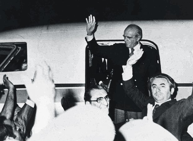 Η άφιξη Καραμανλή στο αεροδρόμιο του Ελληνικού.