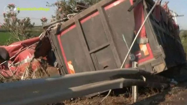 Σοβαρό τροχαίο στα διόδια των Μαλγάρων – Ρυμουλκό από φορτηγό ξεκόλλησε και έπεσε σε ΙΧ, το οποίο και αναποδογύρισε (video)
