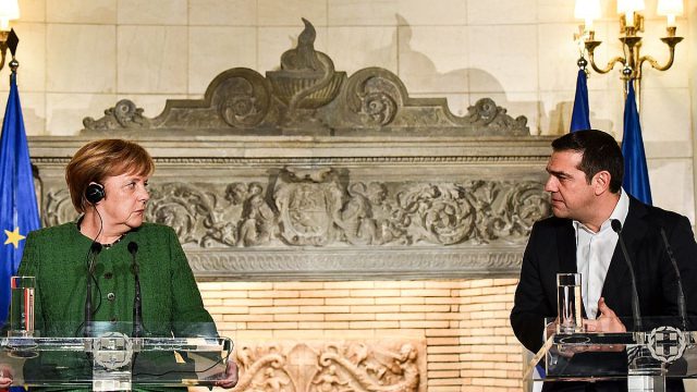«Έβλεπα τον Τσίπρα και έλεγα ο “ο Θεός να φυλάει”» – Πώς η Μέρκελ κράτησε την Ελλάδα στο ευρώ;