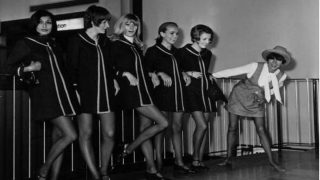 Σαν σήμερα, 10 Ιουλίου 1960: Η Μαίρη Κουάντ προκαλεί επανάσταση στη μόδα με τη μίνι φούστα στην Αγγλία