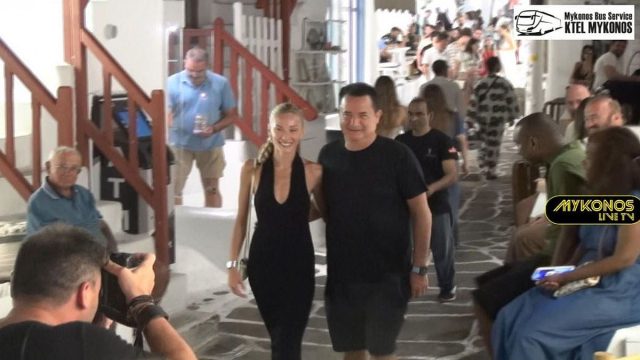 Οι «χλιδάτες» διακοπές του Ατζούν Ιλίτζαλι στη Μύκονο: «Μαγνήτισε» τα βλέμματα η νεότατη σύζυγός του