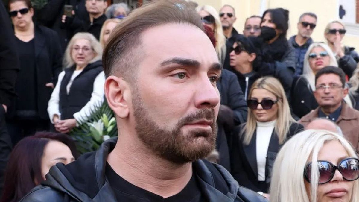 Νίκος Κοκλώνης: Τον ξέχασαν την πιο δύσκολη στιγμή του – Ηχηρές απουσίες από την κηδεία του πατέρα του