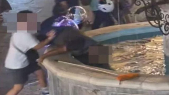 Σοκ και οργή στη Ρόδο: Άνδρας σπρώχνει άστεγο σε σιντριβάνι «για αστείο»