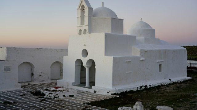 Κύθνος: «Healing Grounds – Εδάφη Ίασις» – Η έκθεση που αναδεικνύει την ψυχή του νησιού στην ιστορική Παναγιά του Νίκους