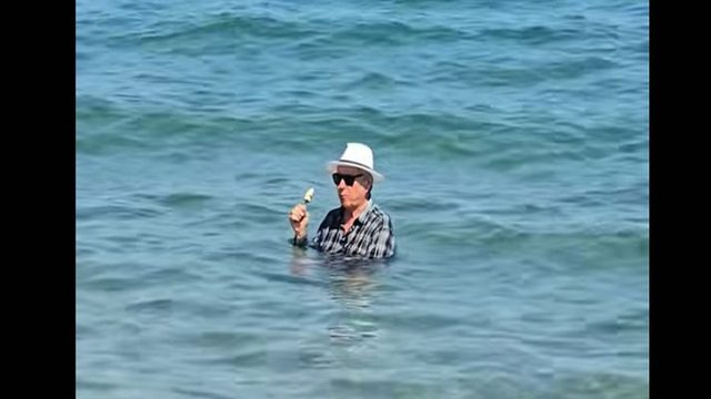 Σιγά μη κάτσει να σκάσει: Παππούς-θρύλος βουτάει με τα ρούχα στη θάλασσα και απολαμβάνει το παγωτό του (video)