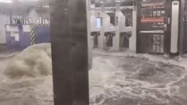Εικόνες σοκ από τις πλημμύρες στη Νέα Υόρκη: Εγκλωβισμένοι επιβάτες σε σταθμούς του μετρό