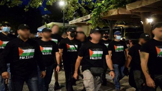 Ρουβίκωνας: Εισαγγελική παρέμβαση για την πορεία με «στρατιωτικό στυλ» και μαύρα μπλουζάκια με σημαία Παλαιστίνης