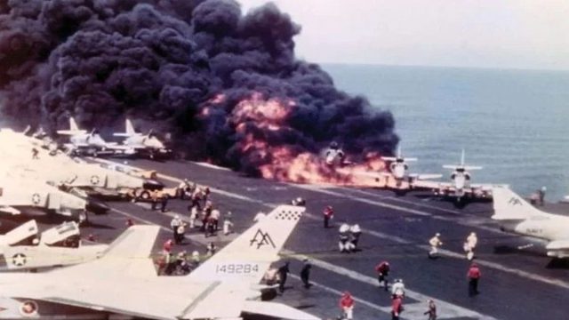 Σαν σήμερα, 29 Ιουλίου 1967: Η κόλαση στο USS Forrestal – Η καταστροφή που σημάδεψε το αμερικανικό ναυτικό