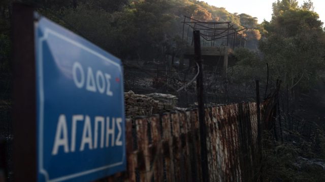 Πυρκαγιά σε Ραφήνα – Σπάτα: «Εχουν καεί σπίτια και αυτοκίνητα, το μέτωπο είναι πολύ μεγάλο» – Άνοιξαν οι δρόμοι, κανονικά τα δρομολόγια στο λιμάνι