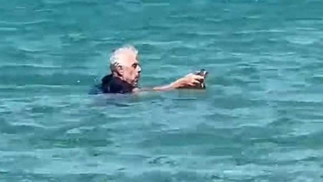 Συγκλονιστικό βίντεο από την Πάρο: Γάλλος τουρίστας βούτηξε και έσωσε γατάκι που πνιγόταν