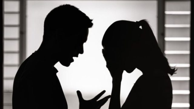 Άγριος καυγάς ζευγαριού στον Βόλο για το αν… πρέπει να ολοκληρώσουν τη σχέση τους: Τον απείλησε με σπασμένο μπουκάλι, την άρπαξε από τα μαλλιά