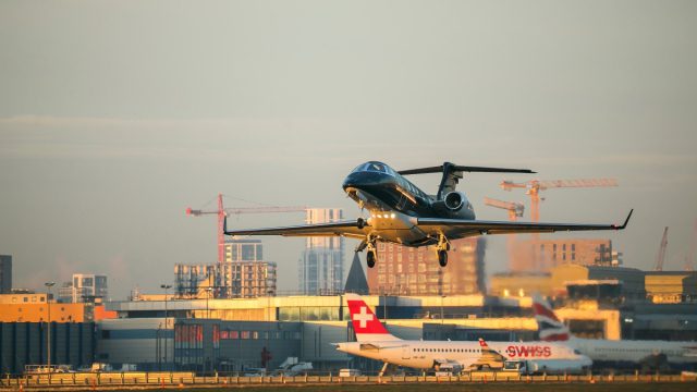 Θρίλερ στη Βρετανία: Καθηλωμένα τα αεροπλάνα σε τρεις πόλεις λόγω τεχνικού προβλήματος